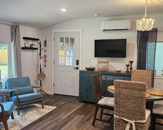 New Cozy Beach Bungalow, only a 1/2 mile walk to beautiful quiet Beach - Sequim - Dining room