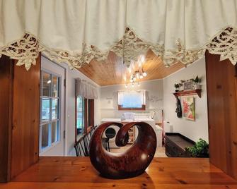 4-Season 3-Bedroom Family Friendly Home Near Pier, Beach & Ice Fishing Roads - Winnipeg Beach - Living room
