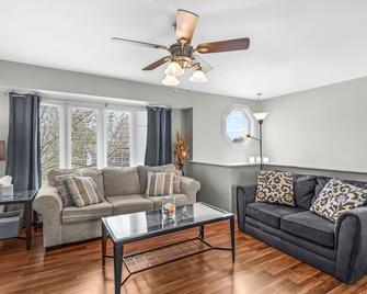 Backyard Bbq Hidden Gemperfect Location groups /Pets Welcome - O'Fallon - Living room