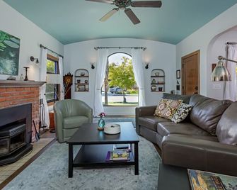 Blocks to Downtown SLO! Historical Casa 30 plus stay! Pet Friendly - San Luis Obispo - Living room