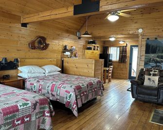 Moose Cabin - Cozy retreat with bay views, a shared hot tub, and fire pit! - Homer - Bedroom