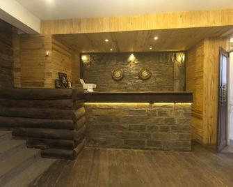 OYO 9454 Hotel Golden Leaf - Darjeeling - Front desk