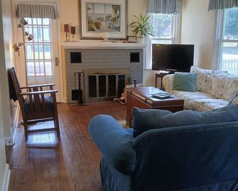 Large Charming 4 Bed 2 Bath Lake Erie House 30 Day to 12 Month Rental - Huron - Obývací pokoj