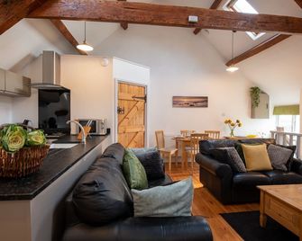 Bryn Lon Bach: Family-Friendly 2-Bed Cottage in Caergeiliog | Managed by Anglesey Holiday Lettings - Holyhead - Living room
