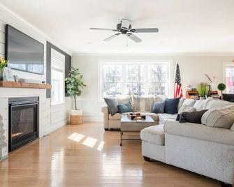 Home in Woburn - Family + Pet Friendly! - Woburn - Living room