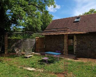 Gîte/Studio sleeps 2 with enclosed garden (pets welcome) and large shower. - Loubressac - Patio