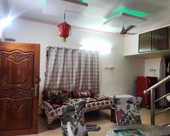 For any weddings,birthdays,travel stay your family are welcome to this cozy stay - Tenali - Living room