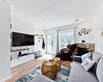 Stylish 2BR Townhouse w/ Spectacular Mountain View - Harvie Heights - Living room