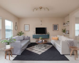 Spacious Retreat Home 5mi to dwtn, stocked kitchen, covered patio, nearby dining - San Antonio - Stue