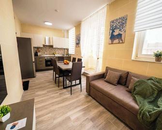 Charming Stay in the Heart of Victoria, Gozo - Victoria - Living room