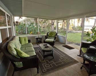 Beautiful Newly Remodeled Home on River with Dock! - Crescent City - Patio