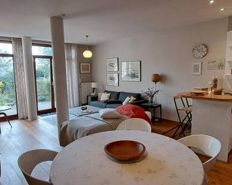 A home in a peaceful heaven 15 min away from the Grand Place - Bruxelles - Salle à manger