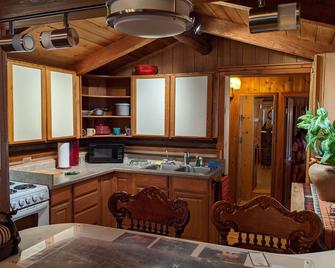 Cozy Log Cabin in peaceful wooded surroundings - Monroe - Kitchen