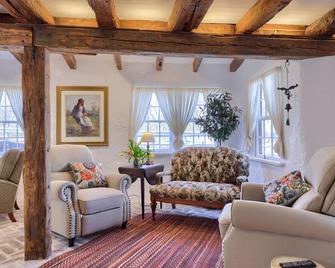 Log House & Gardens - an unforgettable visit to this 1790's wheelwright's house! - Elizabethtown - Sala de estar