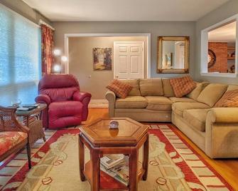 Tin Cup Hideaway- Comfy Ranch 3BR 2BA, cozy private porch with Hot Tub| Golfing - Canton - Sala de estar