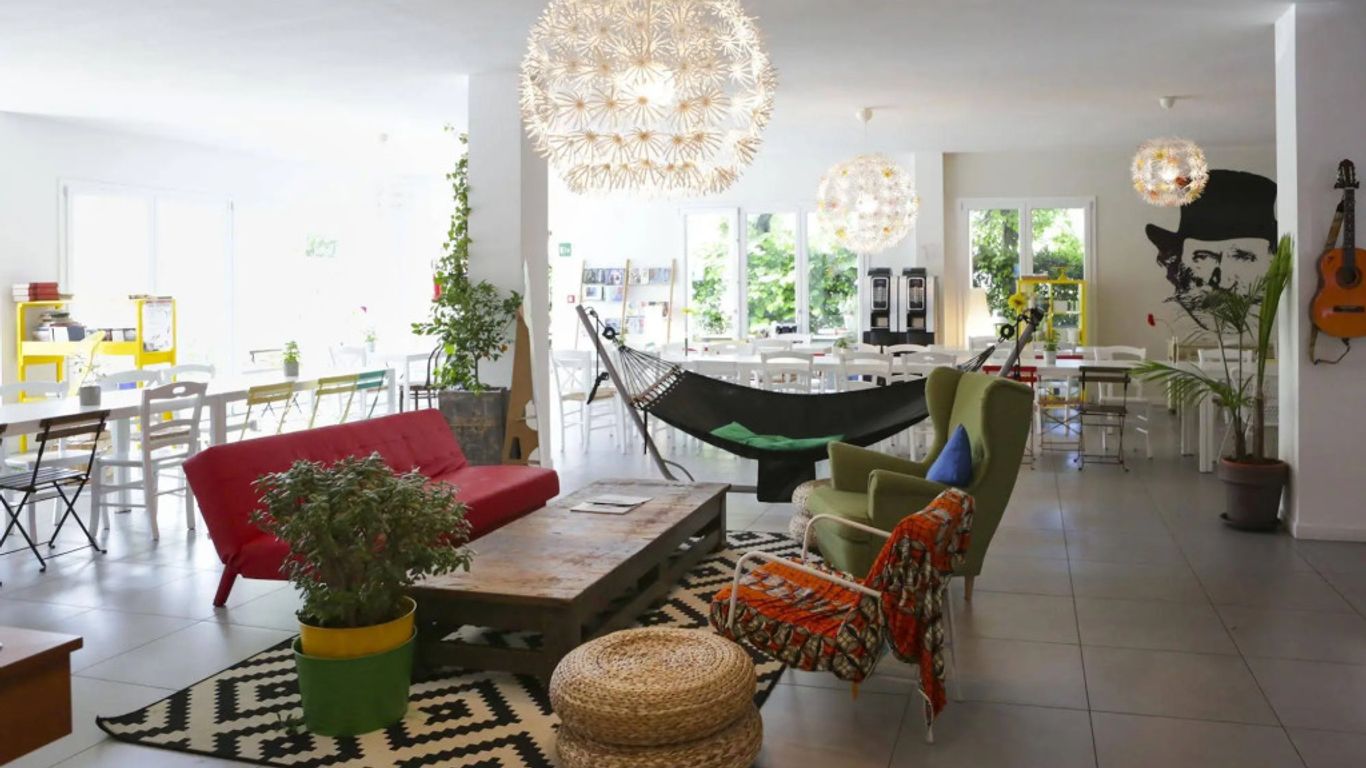 미트 가르다 레이크 호스텔