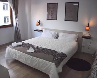 Iron Bridge Accommodation - Rome - Bedroom