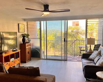 Oahu North Shore Cozy Condo Steps From The Beach - Waialua - Living room