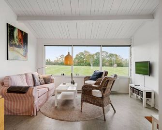 여름하우스의 아늑한 2-베드룸 J 시사이드 겟어웨이 - 브렌더루프 - 거실