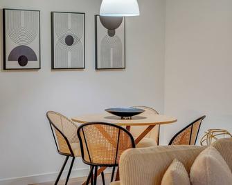 New! Cozy Boho Chic City Cottage - Victoria - Dining room