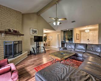 Pet-Friendly Missouri City Home w/ Fenced-In Yard! - Missouri City - Living room