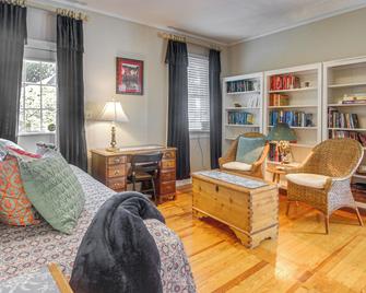 Walk to Dining & Shops: Historic Belmont Home - Belmont - Sala de estar