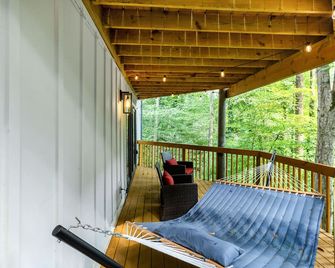 Treehouse Vibes in the City of Atlanta! 180 Degrees of Private Forest Scenery - East Point - Balcony