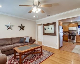Private 2-Bedroom Bungalow Bliss in North Park! Walking distance to everything! - San Diego - Salon