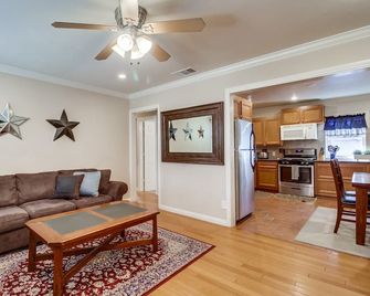 Private 2-Bedroom Bungalow Bliss in North Park! Walking distance to everything! - San Diego - Wohnzimmer