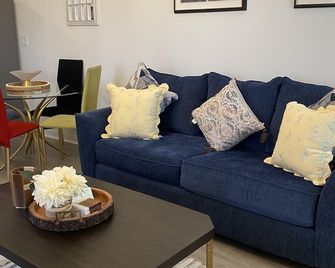 Mel-C's Cozy Cottage Comfy Retreat in the Heart of Downtown Monroe Georgia - Monroe - Living room