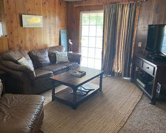 Cozy beach cottage in Magnolia - Port Lavaca - Вітальня