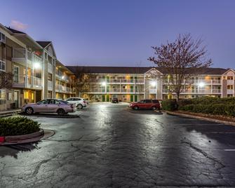 HomeTowne Studios by Red Roof Atlanta - Chamblee - Chamblee - Edificio