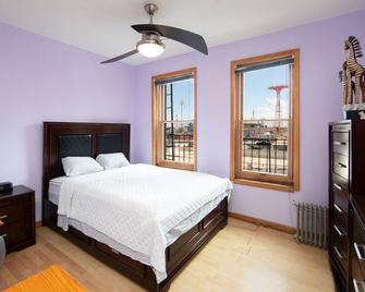 Coney Island Resort Beach Vacation - Brooklyn - Bedroom