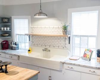 Summerville Gem: Sweet Tea Getaway - Summerville - Kitchen