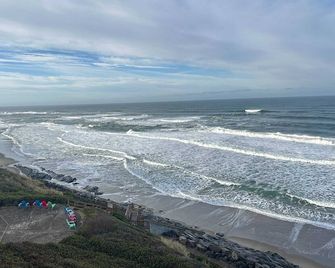Lovely oceanfront condo with sweeping water views and balcony - Lincoln Beach - Playa