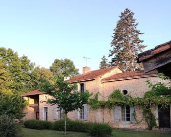 Logis de Lichères, 100 metres from the Charente river - Aunac-sur-Charente - Edificio