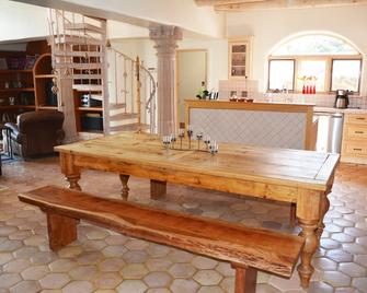 Casa del Lujo Open Floor Plan Great Mountain Views pool tennis Hot Tub wi-fi - Arroyo Seco - Restaurant