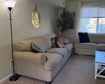 Cozy 1-bedroom apartment in charming Maple Shade with AC - Maple Shade - Living room