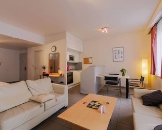 شقق سيتي أنتويرب - انتورب - غرفة معيشة