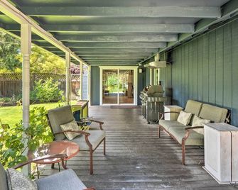 Game Room Fun! Medford Family Retreat - Medford - Patio