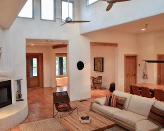 Big Sky Marfa: 3Bed 2.5Bath, desert views, modern amenities, 1 acre NW of town - Marfa - Living room