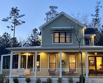 Experience a New 3 Bedroom Farm House - Greenville - Bangunan