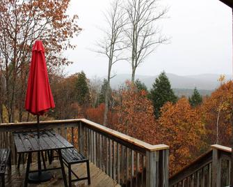 Cedar Cabin awaits! Come kick back, relax and enjoy! - Haverhill - Balcón