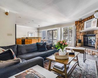 Marillac by AvantStay Gorgeous Ski Cabin w Balcony Patio - Olympic Valley - Sala de estar