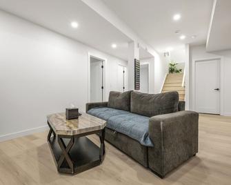 Lake Community Hideout - Chestermere - Living room