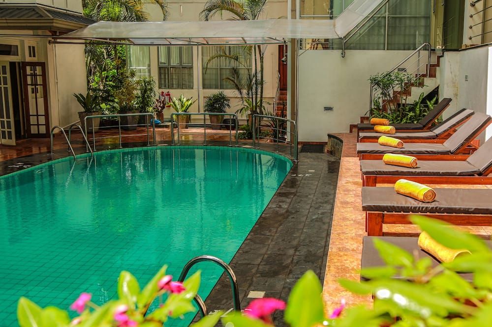 Oak Ray Serene Garden Hotel - קאנדי - בריכה