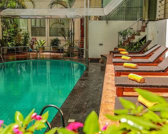 Oak Ray Serene Garden Hotel - Kandy - Piscina