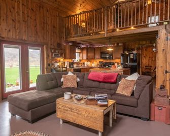 The Honey Barn & Honey House Llc - Westby - Sala de estar