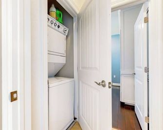Water-View Condo with Balcony, Smart TVs, Washer/Dryer and Pool - Horseshoe Bay - Room amenity