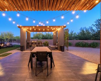 Custom Desert Modern 5 bedroom including Casita! Pickleball, Hot-Tub, Put-Put - Cave Creek - Patio
